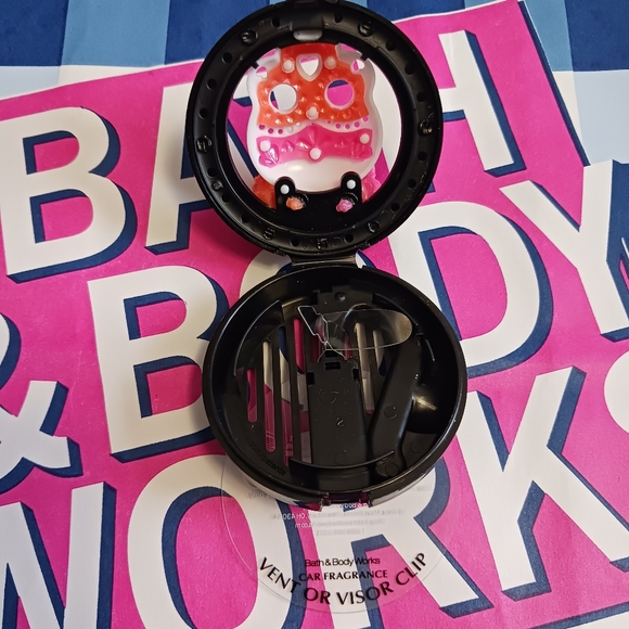 Bath and Body Works Skull Car Fragrance Vent/ Visor Clip - Picture 5 of 5